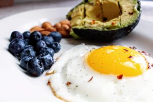 Foods permitted on the keto diet - blueberries, egg, avocado