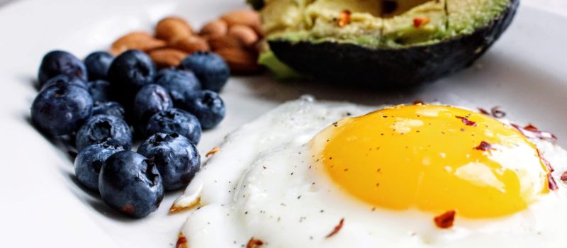 Foods permitted on the keto diet - blueberries, egg, avocado